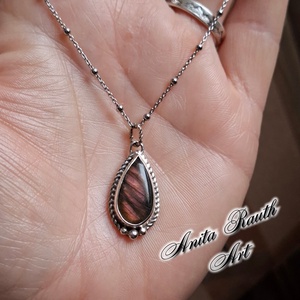 Labradorit medál - lilás árnyalattal - ékszer - nyaklánc - medál - Meska.hu