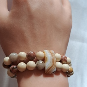 Elefántcsont jáde és szilvavirág jáspis karkötő achát pillérekkel - ékszer - karkötő - ásványkarkötő - Meska.hu