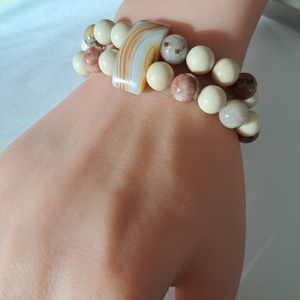 Elefántcsont jáde és szilvavirág jáspis karkötő achát pillérekkel - ékszer - karkötő - ásványkarkötő - Meska.hu