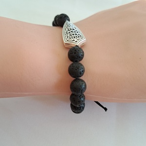 Lávaköves karkötő fémdísszel - ékszer - karkötő - ásványkarkötő - Meska.hu
