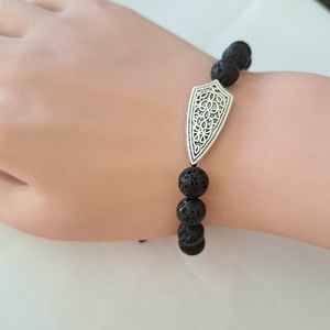 Lávaköves karkötő fémdísszel - ékszer - karkötő - ásványkarkötő - Meska.hu