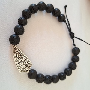 Lávaköves karkötő fémdísszel - ékszer - karkötő - ásványkarkötő - Meska.hu