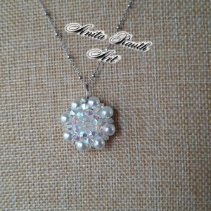 Swarovski gyöngymedál Swarovski kristállyal a közepén  - ékszer - nyaklánc - medál - Meska.hu