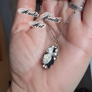 Rózsák strasszkövekkel - ékszer - nyaklánc - medál - Meska.hu