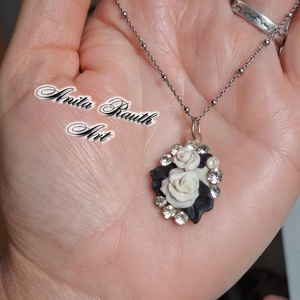 Rózsák strasszkövekkel - ékszer - nyaklánc - medál - Meska.hu