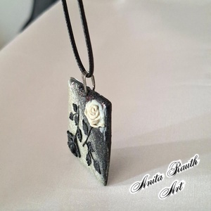 Rózsák elegáns medálban - ékszer - nyaklánc - medál - Meska.hu