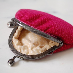 Kis bugyrok sorozat - Pink alapon rózsaszín pöttyös bugyor ezüst, csillogó kapcsú fém kerettel -  - Meska.hu