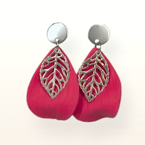 Spirit of the Leaves fülbevaló Meggypiros, Ékszer, Fülbevaló, Lógó fülbevaló, Ékszerkészítés, Gyurma, formázott polymer clay levél finom erezete közelről rajzolódik ki igazán, az előtte függő fém levél..., MESKA