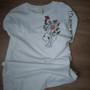 Szirmok közt -kézzel készült fehér póló - ruha & divat - női ruha - póló, felső - Meska.hu