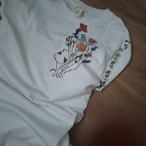 Szirmok közt -kézzel készült fehér póló - ruha & divat - női ruha - póló, felső - Meska.hu