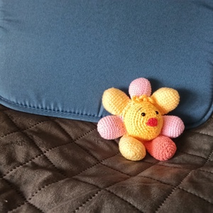 Vidám amigurumi virág-kézzel horgolt kabala - Meska.hu
