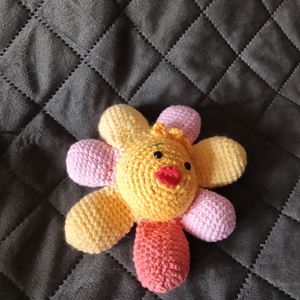 Vidám amigurumi virág-kézzel horgolt kabala - játék & sport - plüssállat & játékfigura - más figura - Meska.hu