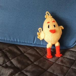 Horgolt amigurumi csibe figura -lógó lábú kiscsirke - Meska.hu