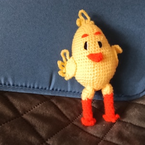Horgolt amigurumi csibe figura -lógó lábú kiscsirke - játék & sport - plüssállat & játékfigura - madár - Meska.hu