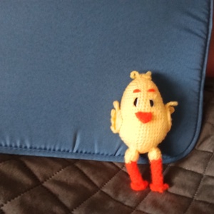 Horgolt amigurumi csibe figura -lógó lábú kiscsirke - játék & sport - plüssállat & játékfigura - madár - Meska.hu