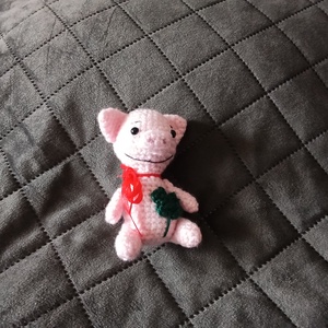 Szerencsehozó horgolt kismalac-amigurumi malac figura lóherével - Meska.hu