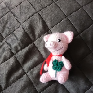 Szerencsehozó horgolt kismalac-amigurumi malac figura lóherével - játék & sport - plüssállat & játékfigura - malac - Meska.hu