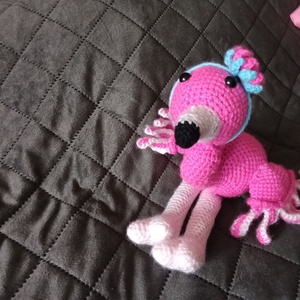 Kézzel horgolt amigurumi flamingó-puha plüssjáték színes fejdísszel - játék & sport - plüssállat & játékfigura - más figura - Meska.hu
