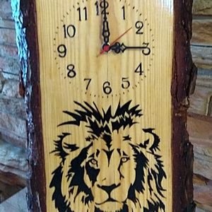 Oroszlán motívummal díszített kézműves falióra. - Meska.hu