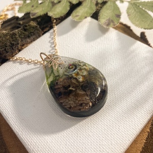Erdő mélyén műgyanta medál arany színű láncon  - Meska.hu