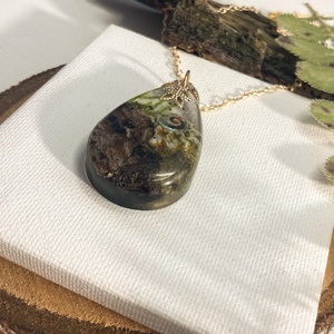 Erdő mélyén műgyanta medál arany színű láncon  - ékszer - nyaklánc - medálos nyaklánc - Meska.hu
