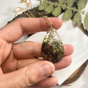 Erdő mélyén műgyanta medál arany színű láncon  - ékszer - nyaklánc - medálos nyaklánc - Meska.hu