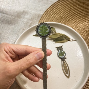 Levelekkel díszített műgyanta könyvjelzők - könyv & zene - könyvjelző - Meska.hu