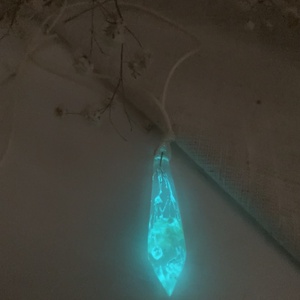 Medálos nyaklánc - Fluoreszkáló kristály inga formájú műgyanta medál, Ékszer, Nyaklánc, Medálos nyaklánc, Ékszerkészítés, Mindenmás, MESKA