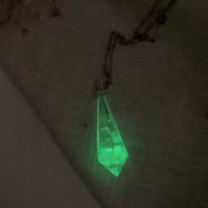 Medálos nyaklánc - Fluoreszkáló, kristály inga formájú műgyanta medál, Ékszer, Nyaklánc, Medálos nyaklánc, Ékszerkészítés, Mindenmás, MESKA