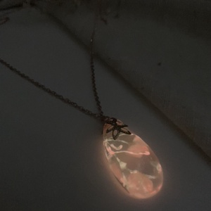 Medálos nyaklánc - Fluoreszkáló csepp formájú műgyanta medál, Ékszer, Nyaklánc, Medálos nyaklánc, Ékszerkészítés, Mindenmás, MESKA
