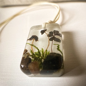 Medálos nyaklánc - Zsinóros műgyanta nyaklánc az erdő ihletéséből  - ékszer - nyaklánc - medálos nyaklánc - Meska.hu