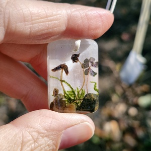 Medálos nyaklánc - Zsinóros műgyanta nyaklánc az erdő ihletéséből  - ékszer - nyaklánc - medálos nyaklánc - Meska.hu