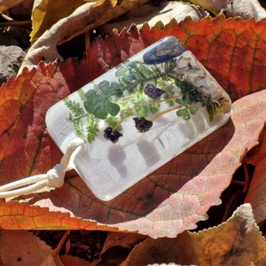 Medálos nyaklánc - Zsinóros műgyanta nyaklánc az erdő ihletéséből  - ékszer - nyaklánc - medálos nyaklánc - Meska.hu