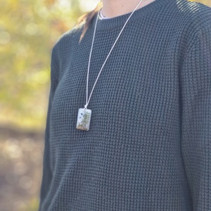 Medálos nyaklánc - Zsinóros műgyanta nyaklánc az erdő ihletéséből  - ékszer - nyaklánc - medálos nyaklánc - Meska.hu