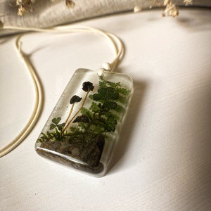 Medálos nyaklánc - Zsinóros műgyanta nyaklánc az erdő ihletéséből , Ékszer, Nyaklánc, Medálos nyaklánc, Ékszerkészítés, Mindenmás, MESKA