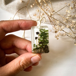 Medálos nyaklánc - Zsinóros műgyanta nyaklánc az erdő ihletéséből  - ékszer - nyaklánc - medálos nyaklánc - Meska.hu