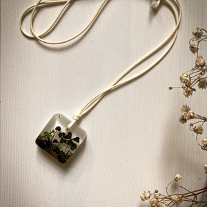 Medálos nyaklánc - Zsinóros műgyanta nyaklánc az erdő ihletéséből  - ékszer - nyaklánc - medálos nyaklánc - Meska.hu