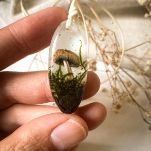 Medálos nyaklánc - Zsinóros műgyanta nyaklánc az erdő ihletéséből  - ékszer - nyaklánc - medálos nyaklánc - Meska.hu