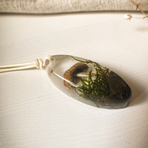 Medálos nyaklánc - Zsinóros műgyanta nyaklánc az erdő ihletéséből , Ékszer, Nyaklánc, Medálos nyaklánc, Ékszerkészítés, Mindenmás, MESKA