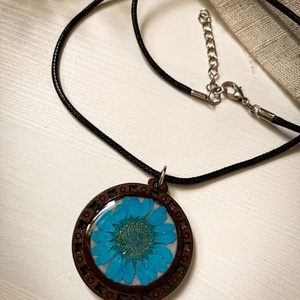 Medálos nyaklánc - Kék virággal díszített kerek fa medál , Ékszer, Nyaklánc, Medálos nyaklánc, Ékszerkészítés, Mindenmás, MESKA