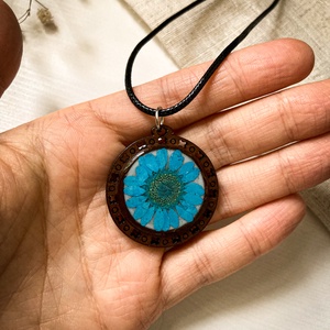 Medálos nyaklánc - Kék virággal díszített kerek fa medál  - ékszer - nyaklánc - medálos nyaklánc - Meska.hu