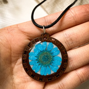 Medálos nyaklánc - Kék virággal díszített kerek fa medál  - ékszer - nyaklánc - medálos nyaklánc - Meska.hu
