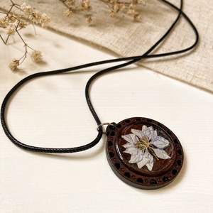 Medálos nyaklánc - Szarkalábbal díszített kerek fa medál , Ékszer, Nyaklánc, Medálos nyaklánc, Ékszerkészítés, Mindenmás, MESKA