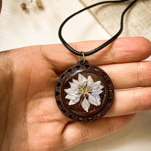 Medálos nyaklánc - Szarkalábbal díszített kerek fa medál  - ékszer - nyaklánc - medálos nyaklánc - Meska.hu