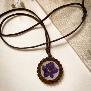 Medálos nyaklánc - Szarkalábbal díszített kerek fa medál , Ékszer, Nyaklánc, Medálos nyaklánc, Ékszerkészítés, Mindenmás, MESKA