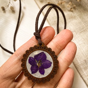 Medálos nyaklánc - Szarkalábbal díszített kerek fa medál  - ékszer - nyaklánc - medálos nyaklánc - Meska.hu