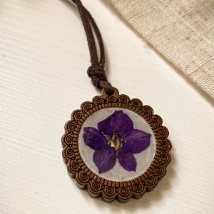 Medálos nyaklánc - Szarkalábbal díszített kerek fa medál  - ékszer - nyaklánc - medálos nyaklánc - Meska.hu