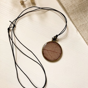 Medálos nyaklánc - Zsinóros nyaklánc - Kerek műgyanta medál levélerezettel díszítve - ékszer - nyaklánc - medálos nyaklánc - Meska.hu