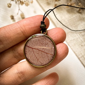 Medálos nyaklánc - Zsinóros nyaklánc - Kerek műgyanta medál levélerezettel díszítve - ékszer - nyaklánc - medálos nyaklánc - Meska.hu