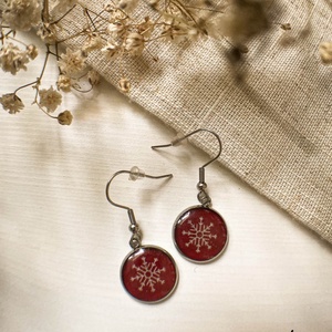 Lógó fülbevaló - Műgyanta fülbevaló hópehely mintával - ékszer - fülbevaló - lógós kerek fülbevaló - Meska.hu